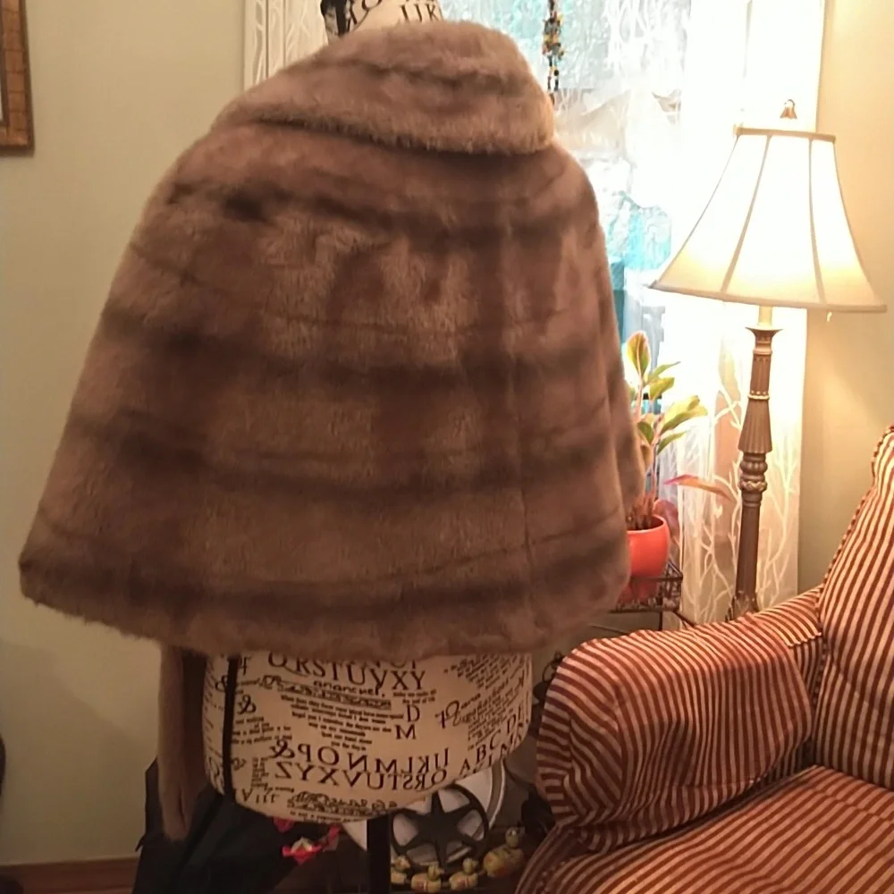 Women's elegant vintage 1950 faux fur shawl wrap by Regina Glenara Glenoit. - Picture 2 of 9